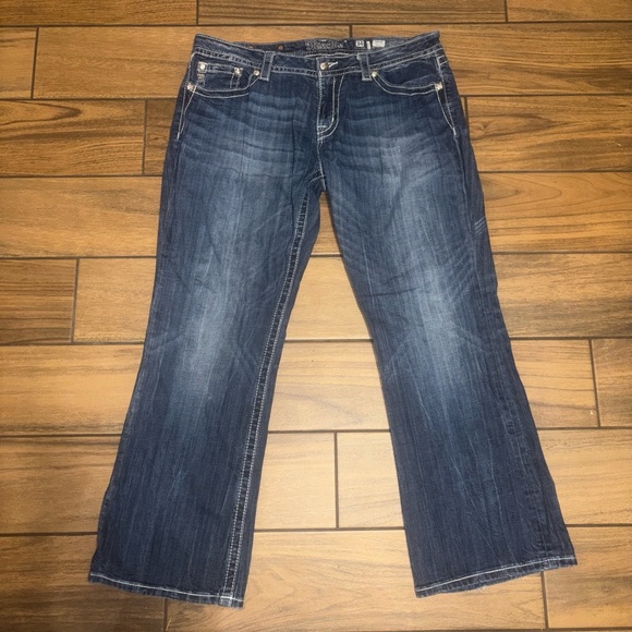 SOLD‼️‼️‼️‼️‼️ MISS ME Embellished Blue Jeans with Fleur-de-Lis Pockets - Picture 3 of 6